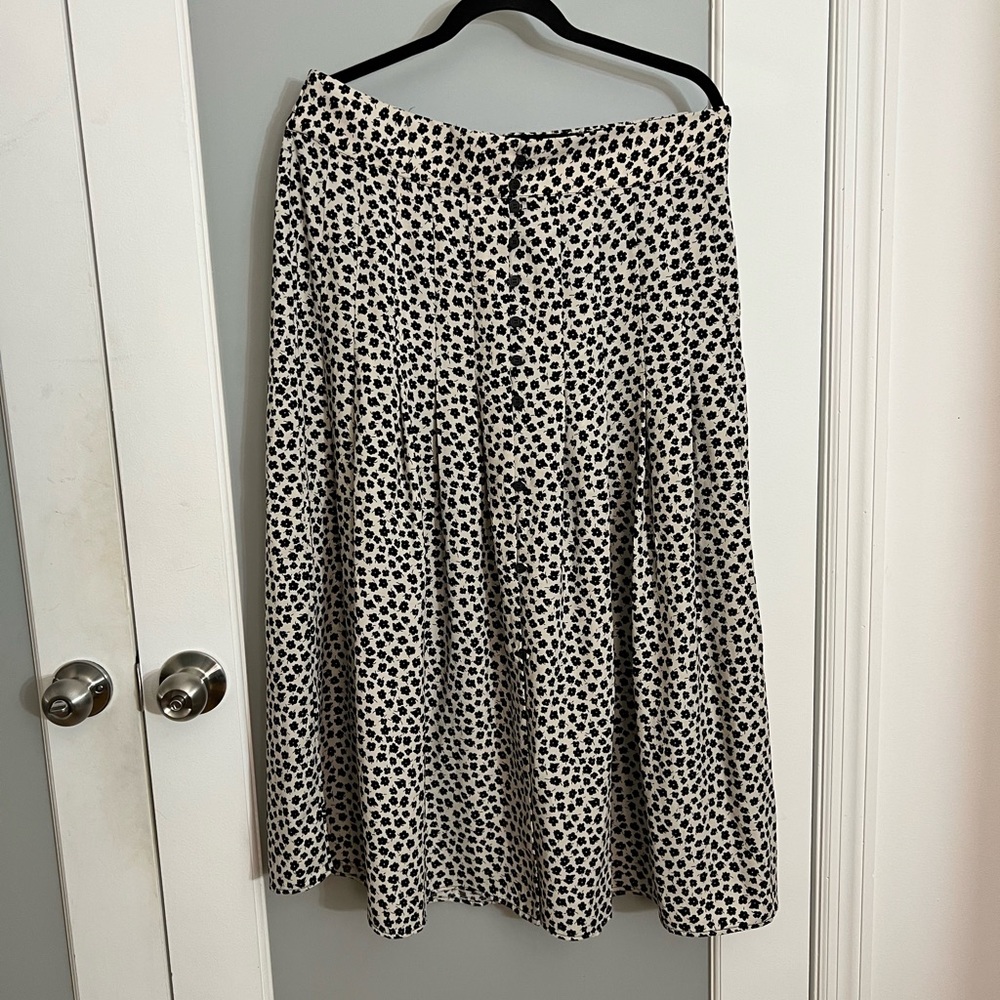 H&M Floral Print black & white MIDI skirt w/ buttons - size 14 (ONLY WOR…